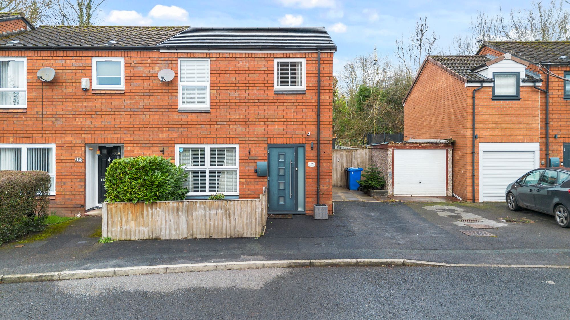 3 bedroom Semi-detached house Under Offer