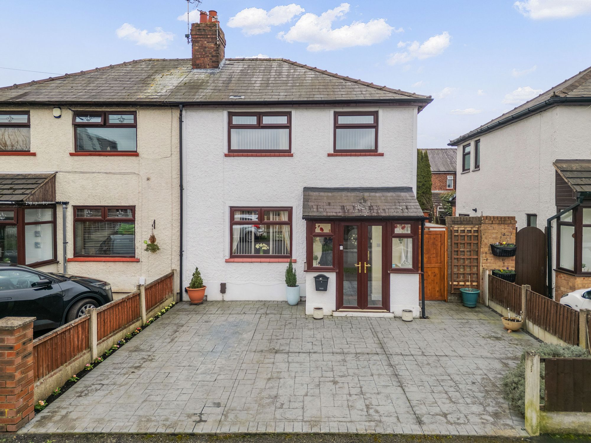 3 bedroom Semi-detached house Under Offer