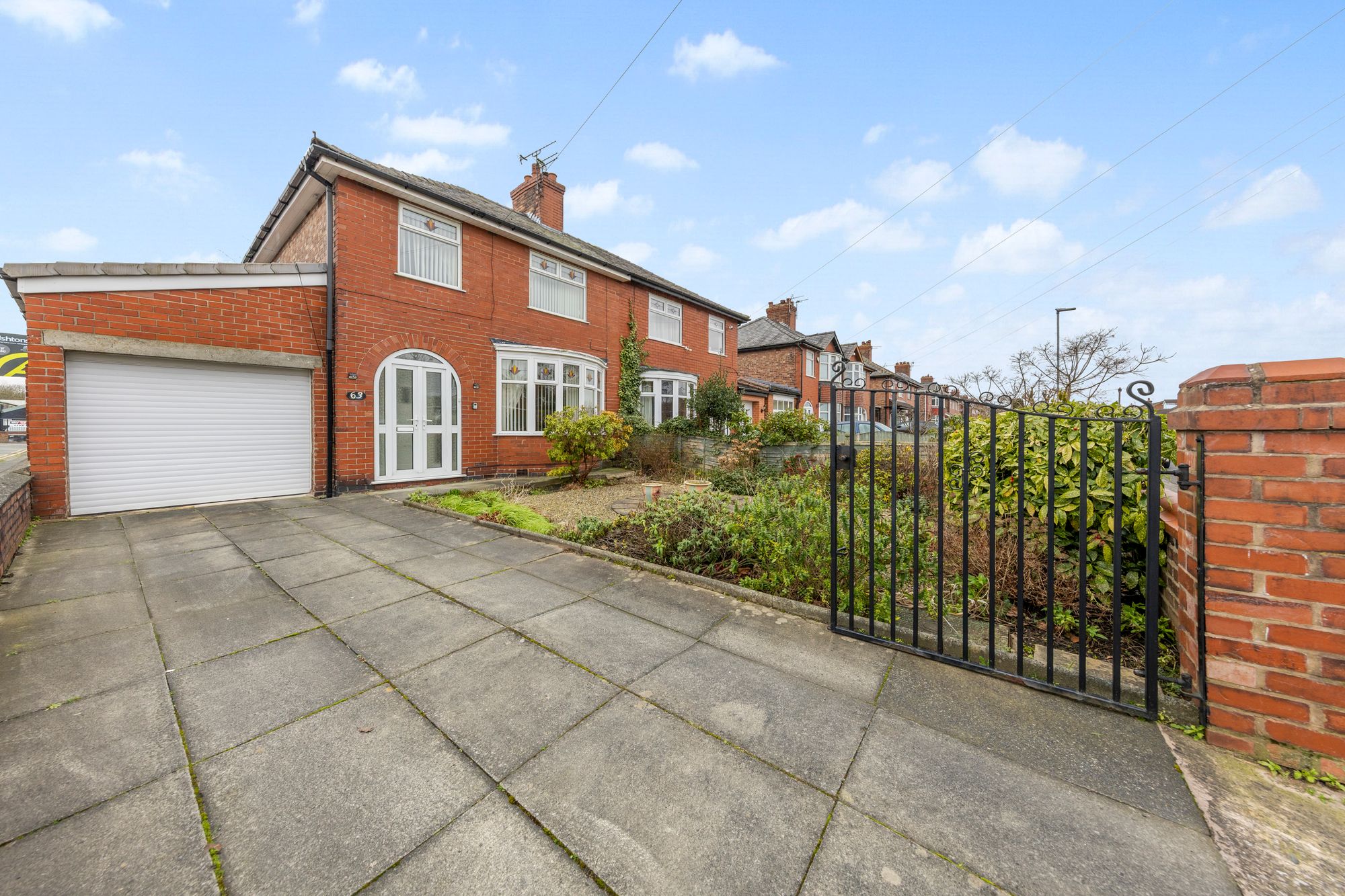 3 bedroom Semi-detached house Under Offer