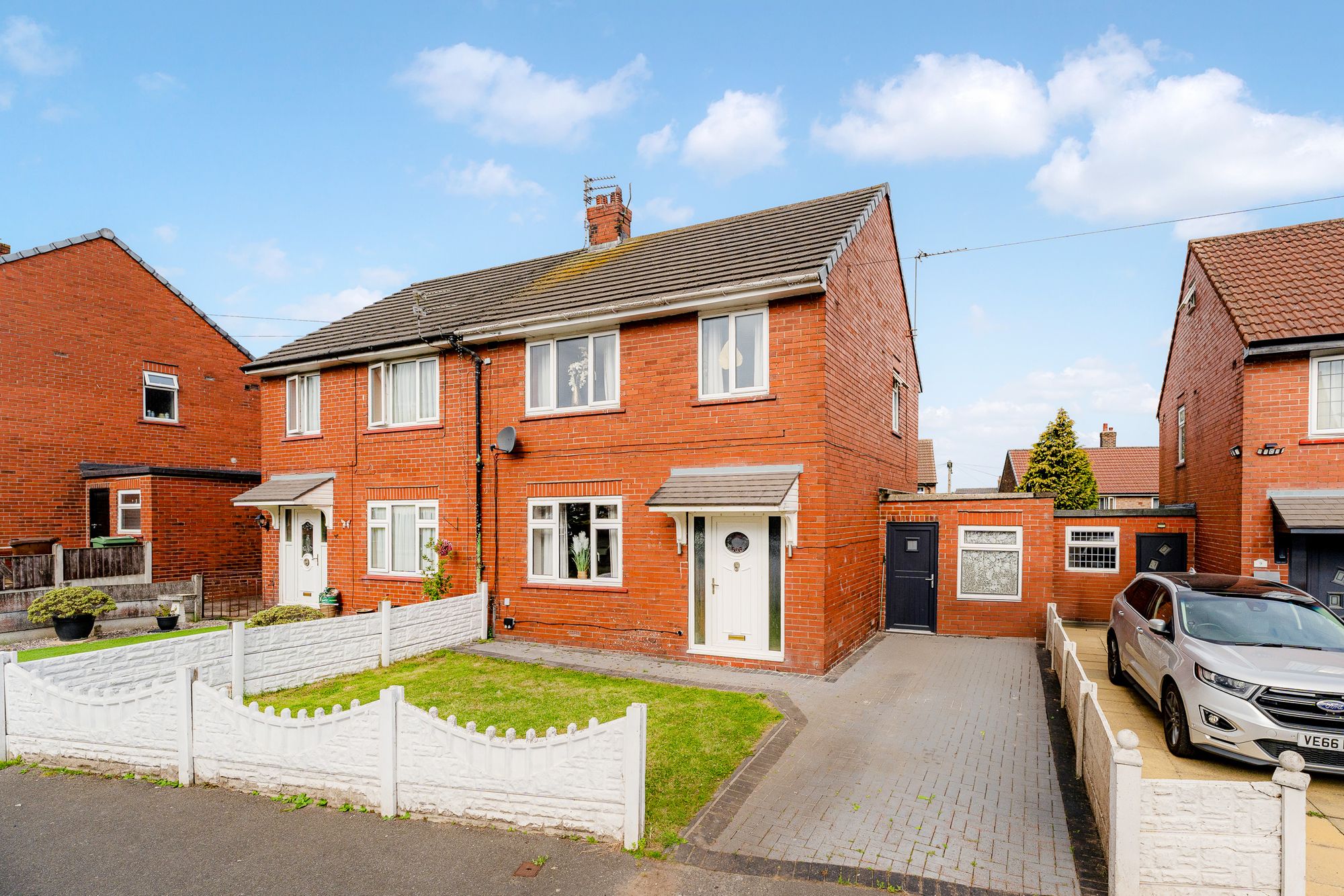 3 bedroom Semi-detached house Under Offer