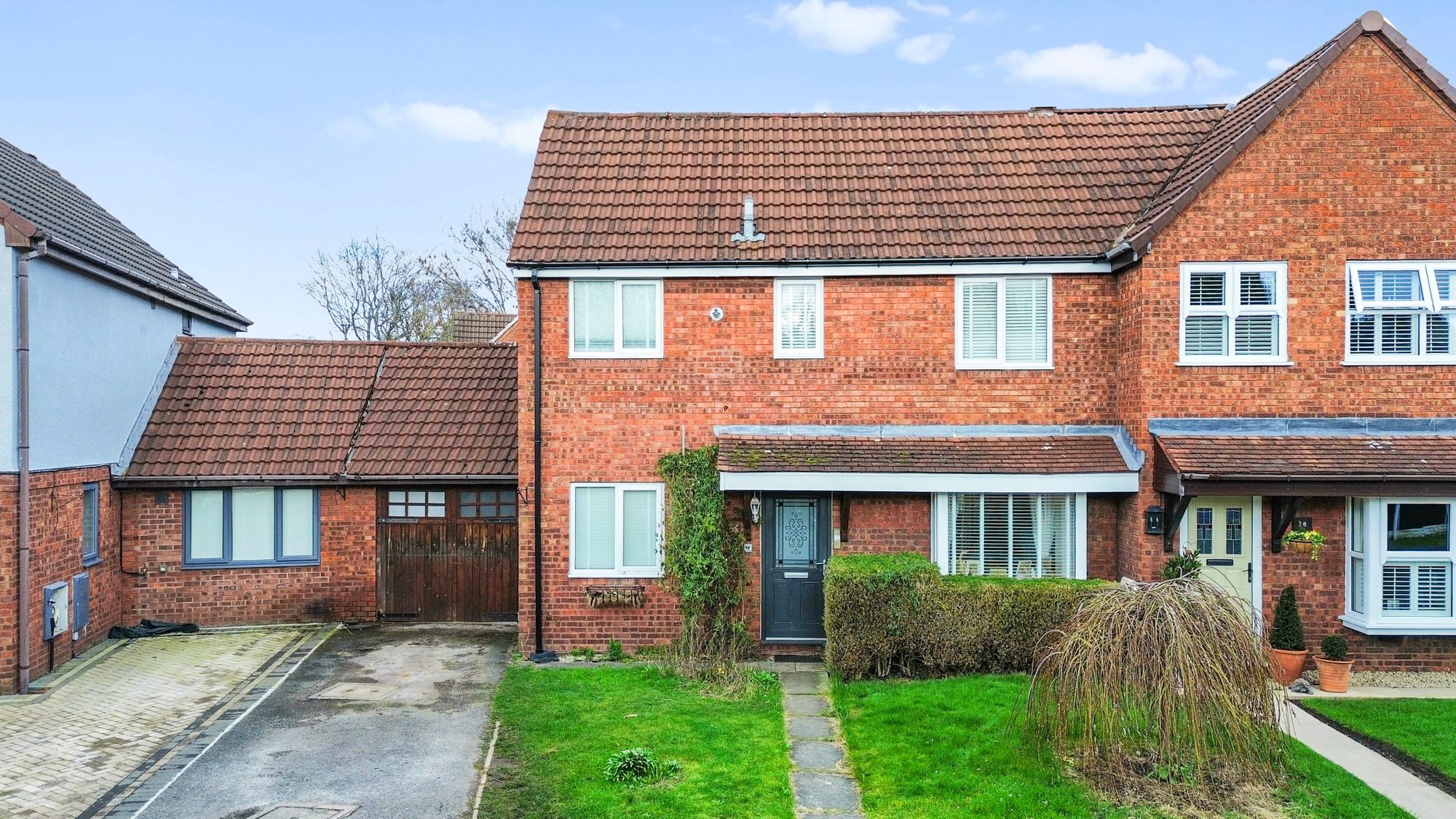 3 bedroom Semi-detached house Under Offer