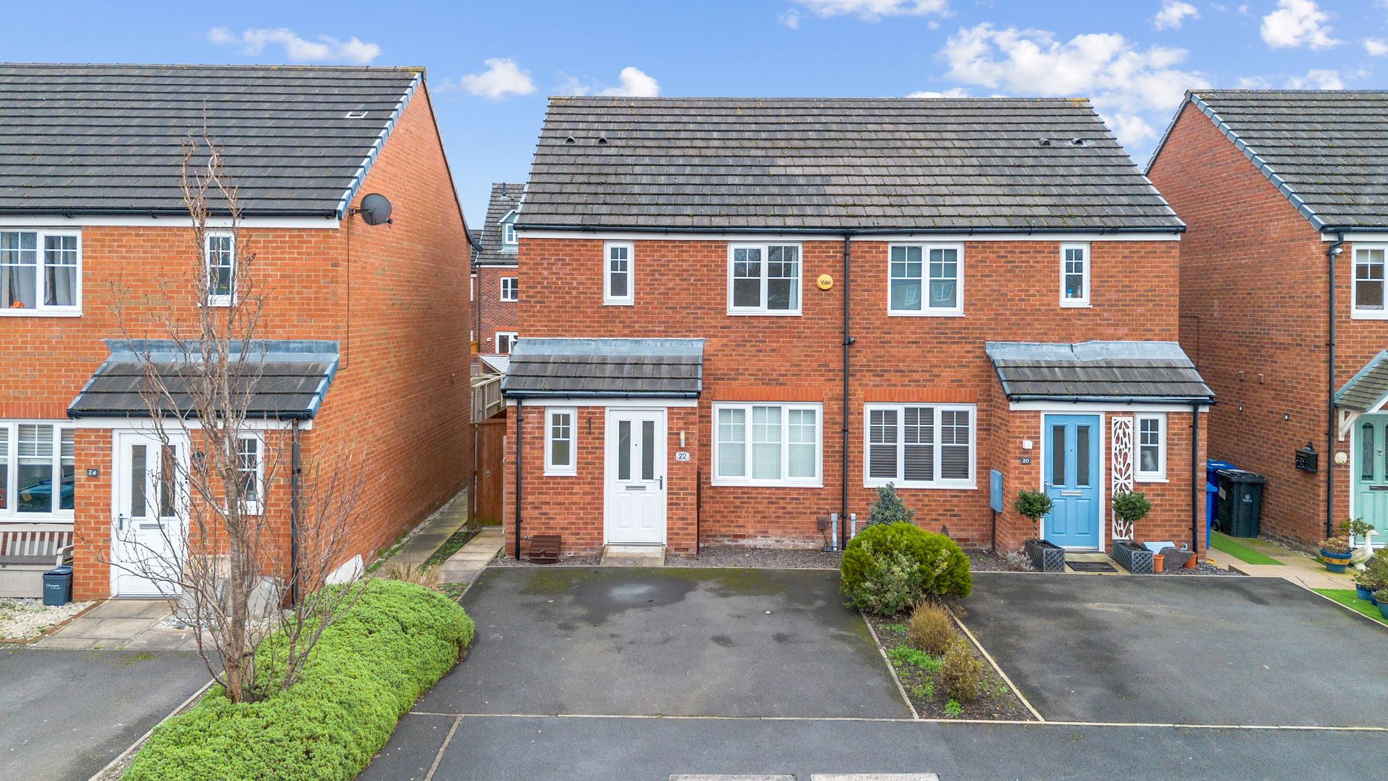 3 bedroom Semi-detached house Under Offer