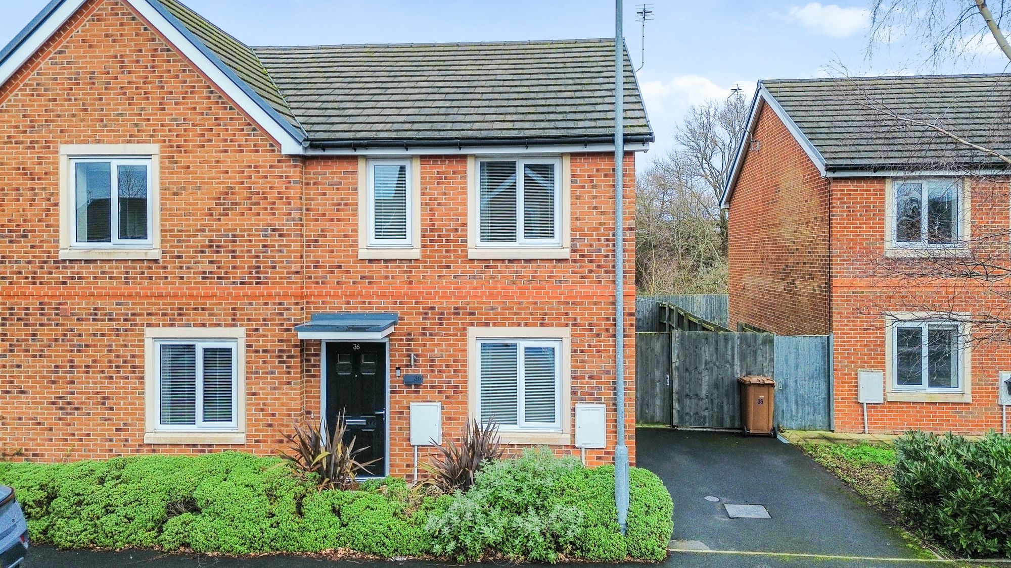 2 bedroom Semi-detached house Under Offer