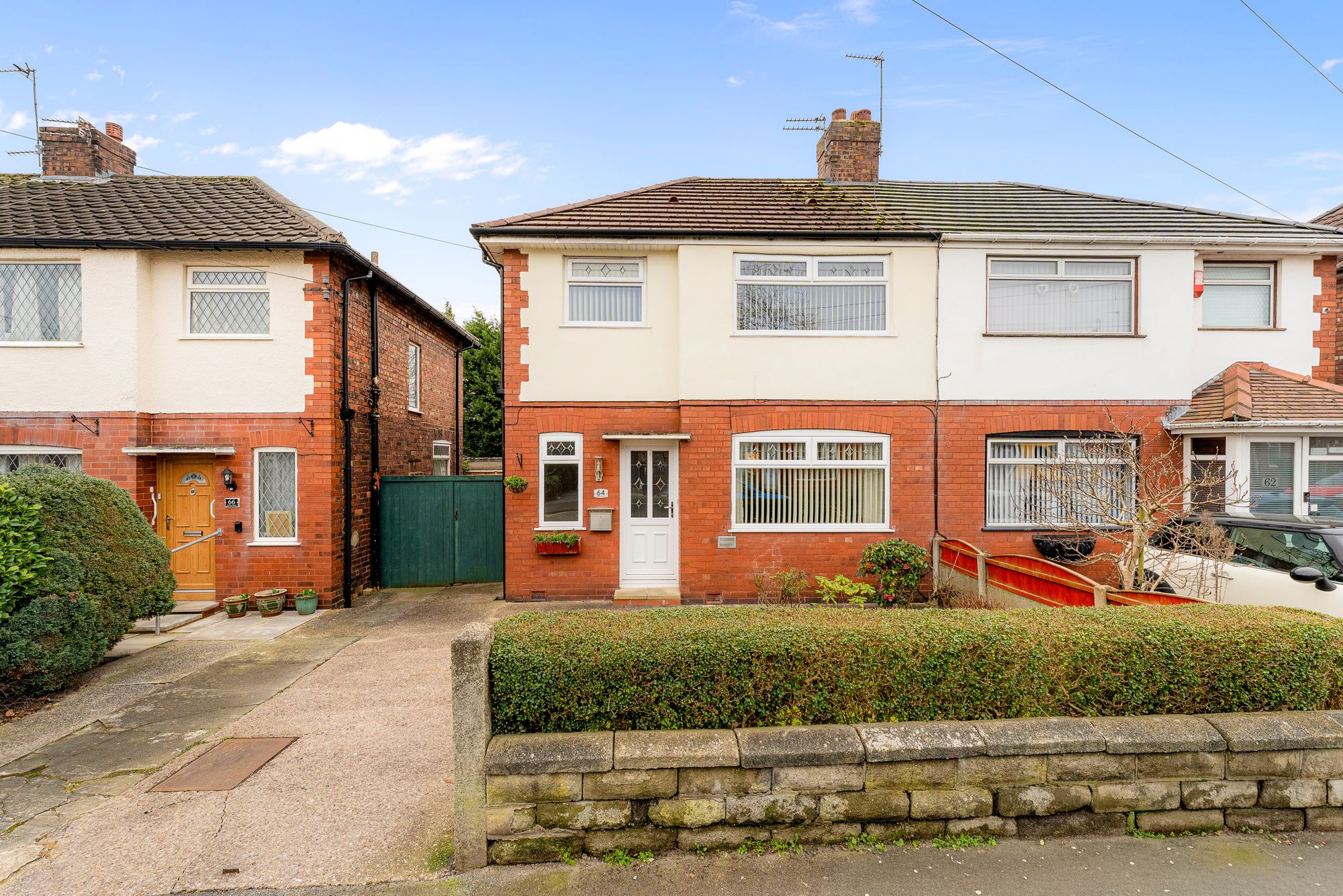 3 bedroom Semi-detached house Under Offer