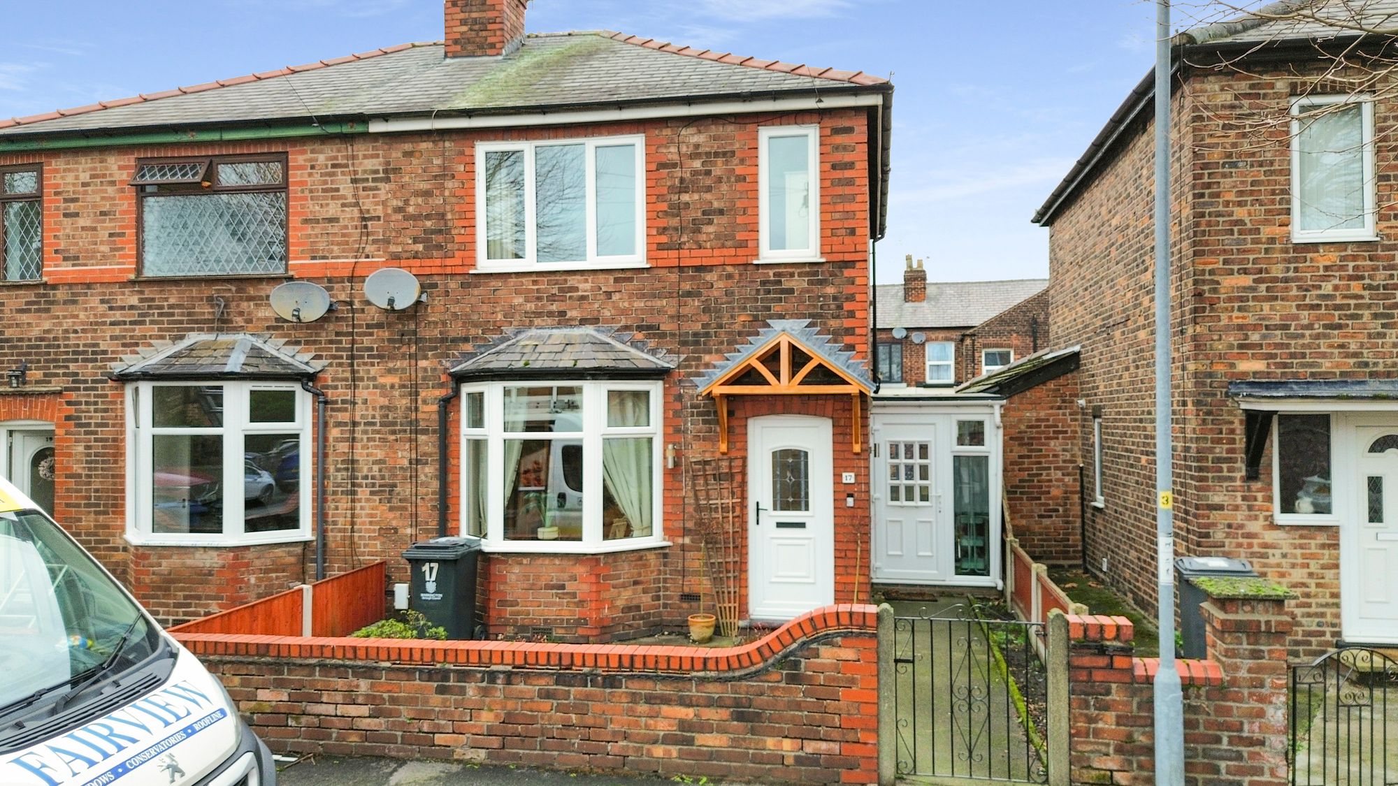 2 bedroom Semi-detached house Under Offer