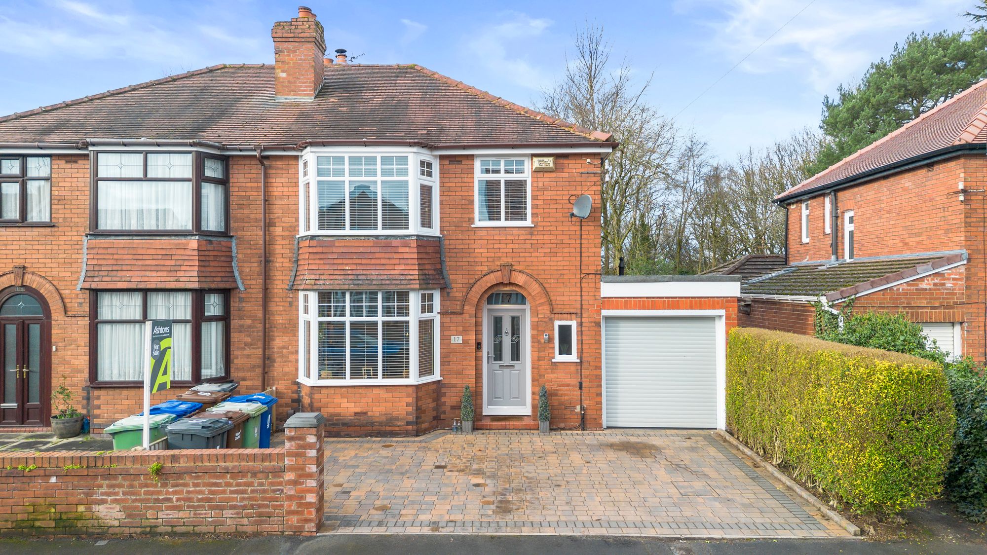 3 bedroom Semi-detached house Under Offer