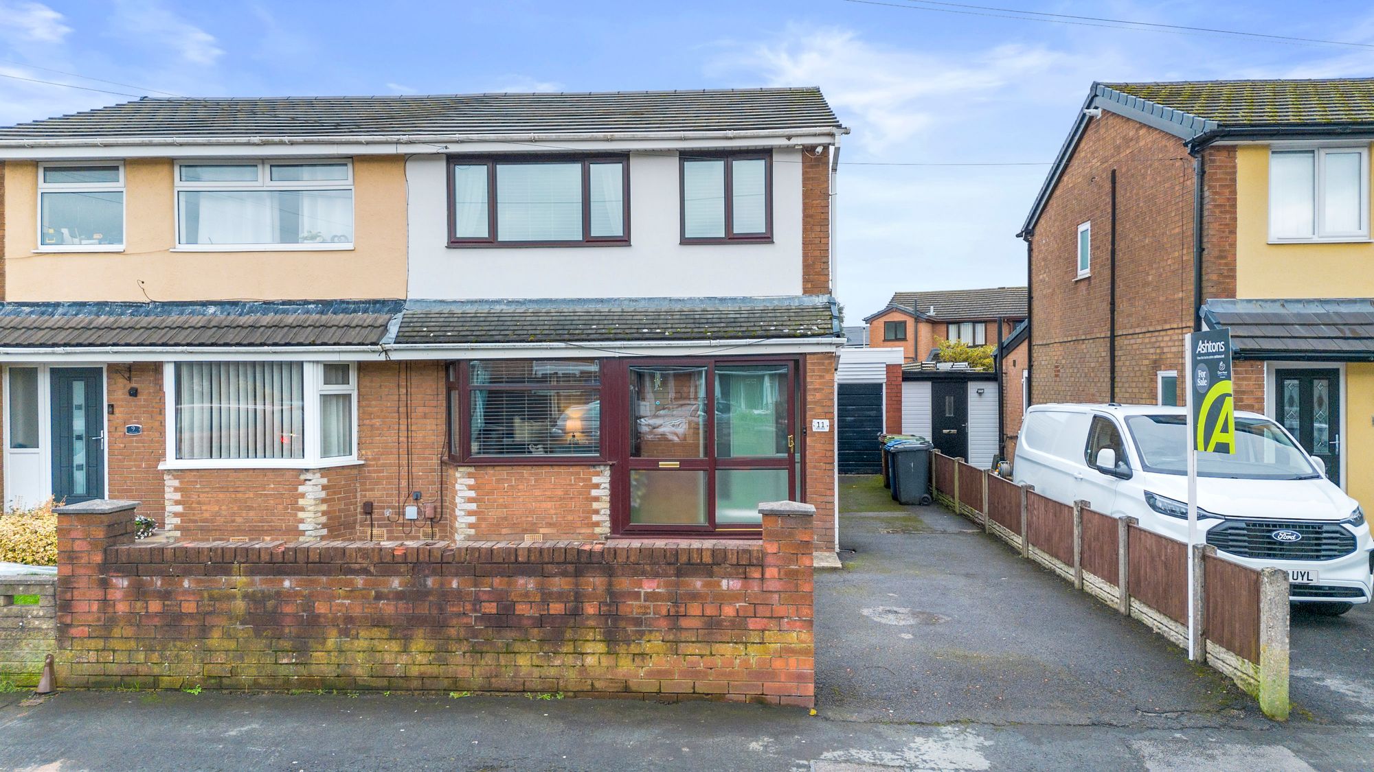 3 bedroom Semi-detached house Under Offer