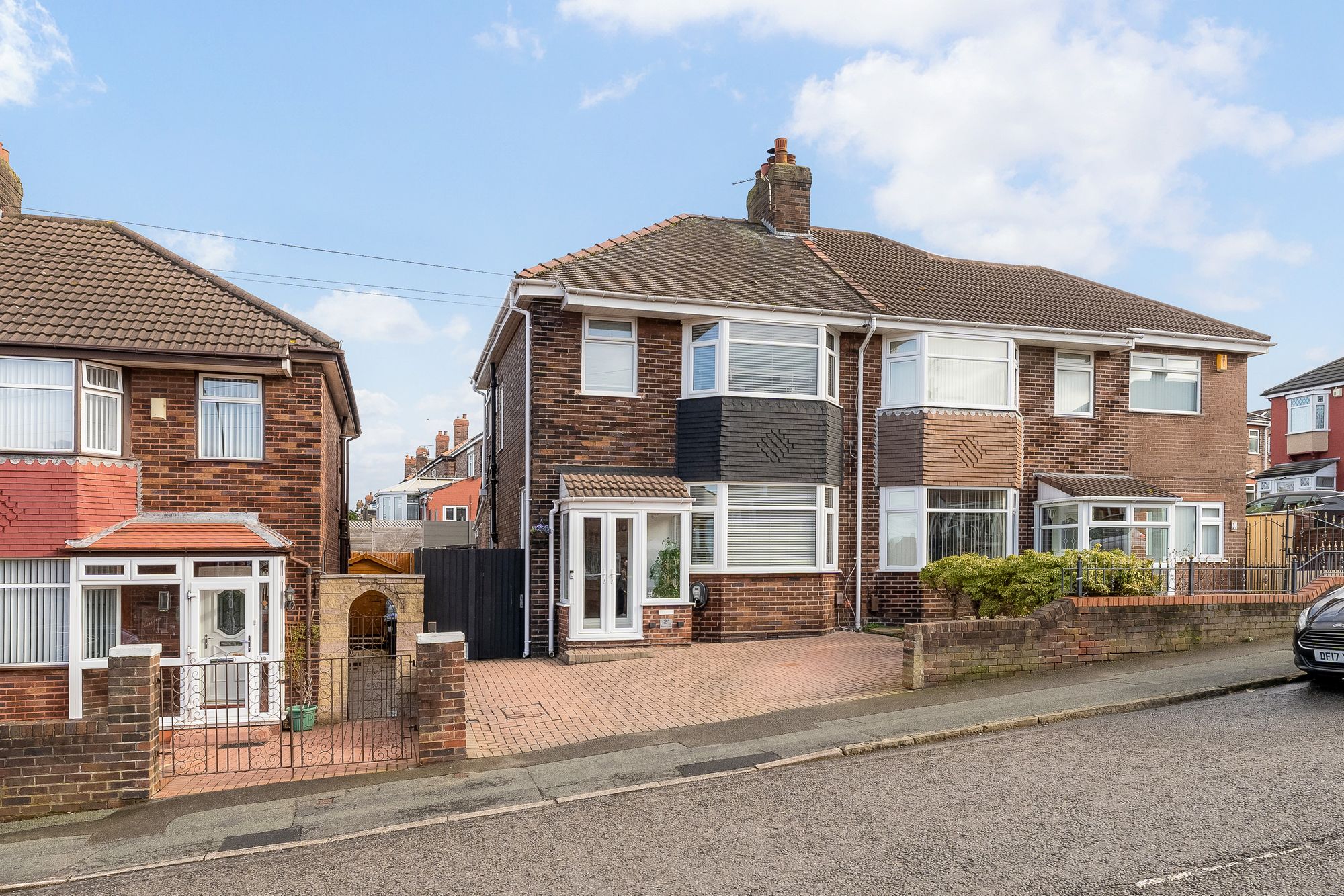 3 bedroom Semi-detached house Under Offer