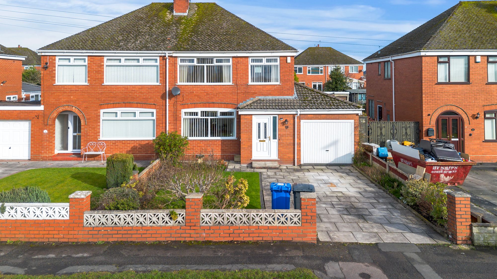 3 bedroom Semi-detached house Under Offer