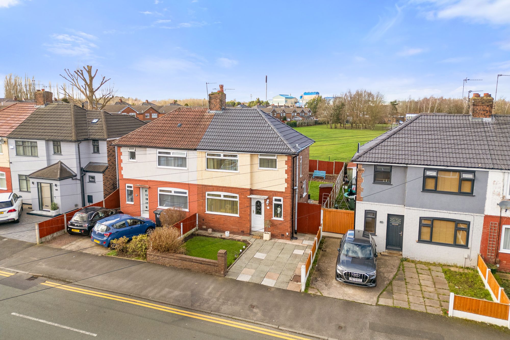3 bedroom Semi-detached house Under Offer
