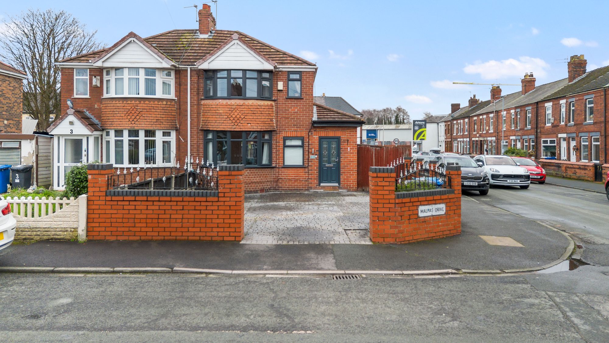 3 bedroom Semi-detached house Under Offer