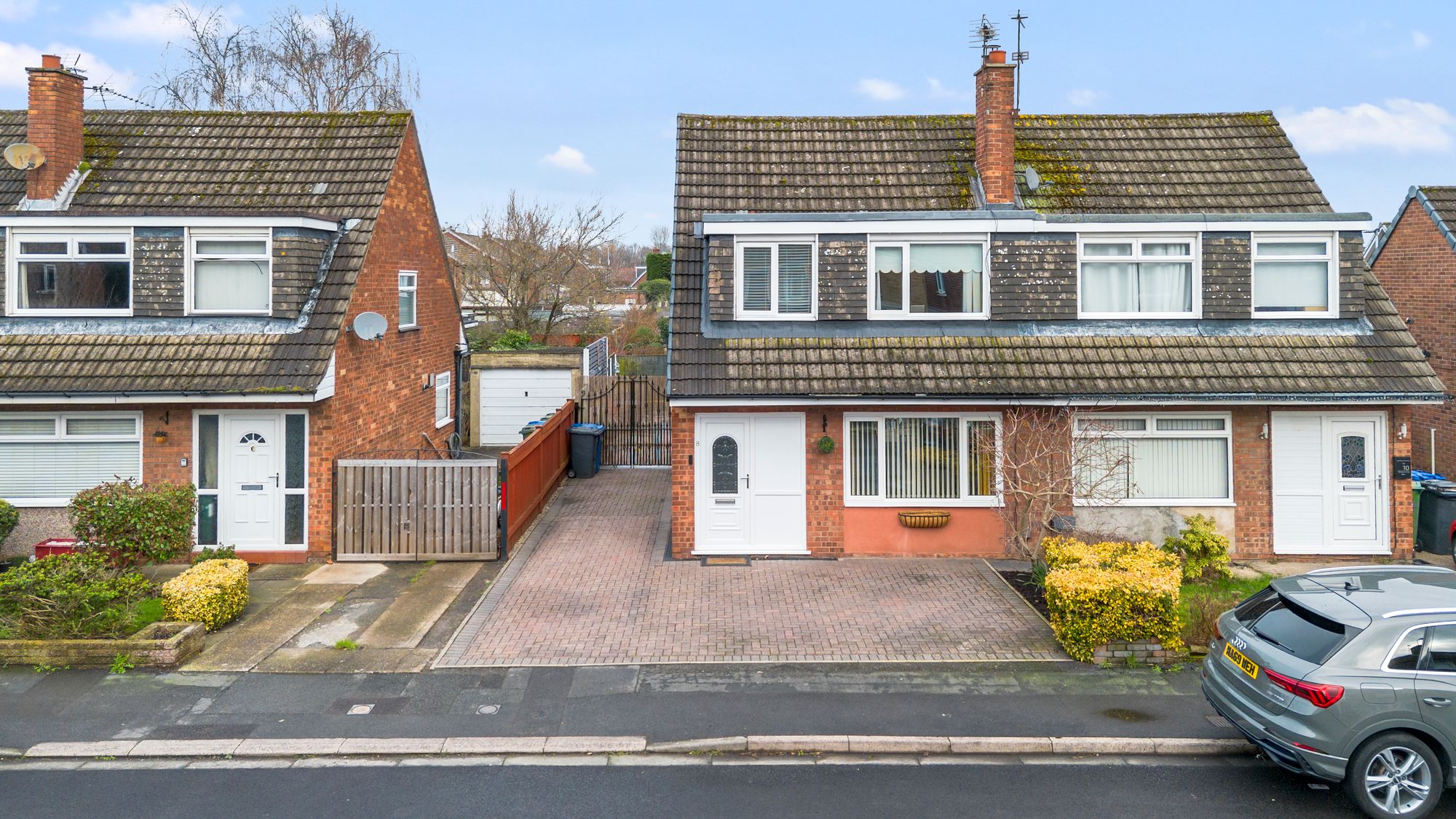 3 bedroom Semi-detached house Under Offer