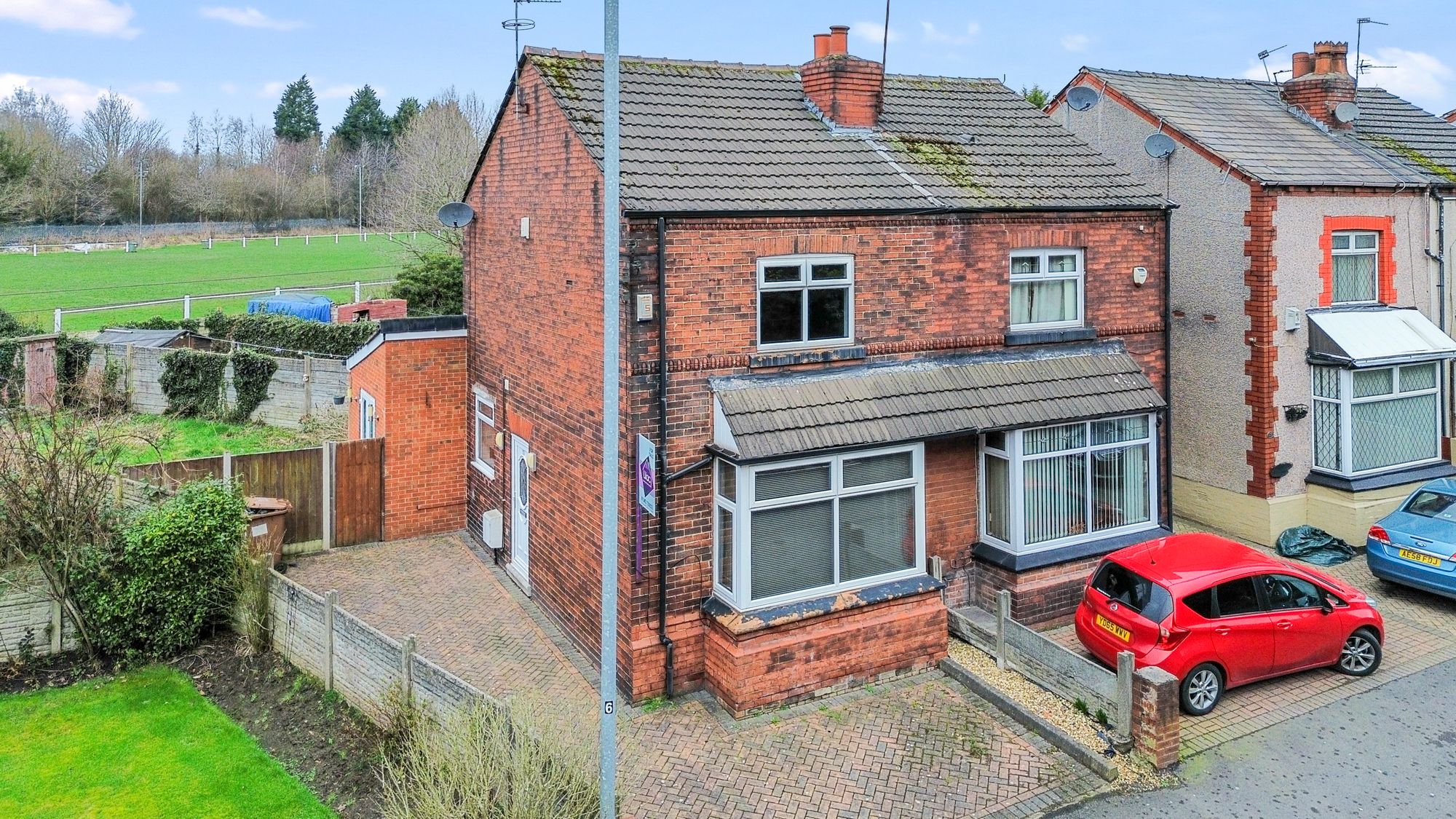2 bedroom Semi-detached house Under Offer