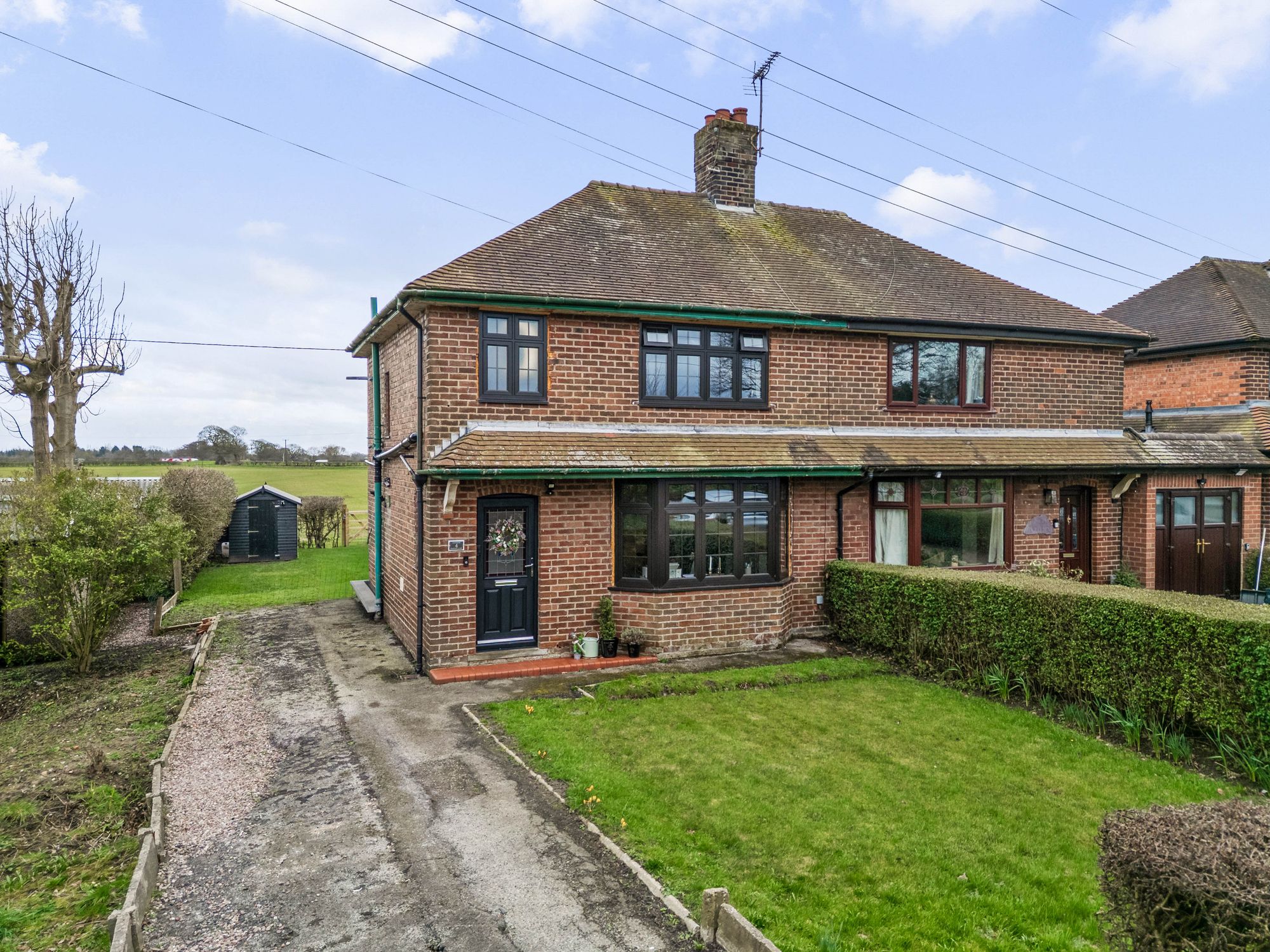 2 bedroom Semi-detached house Under Offer