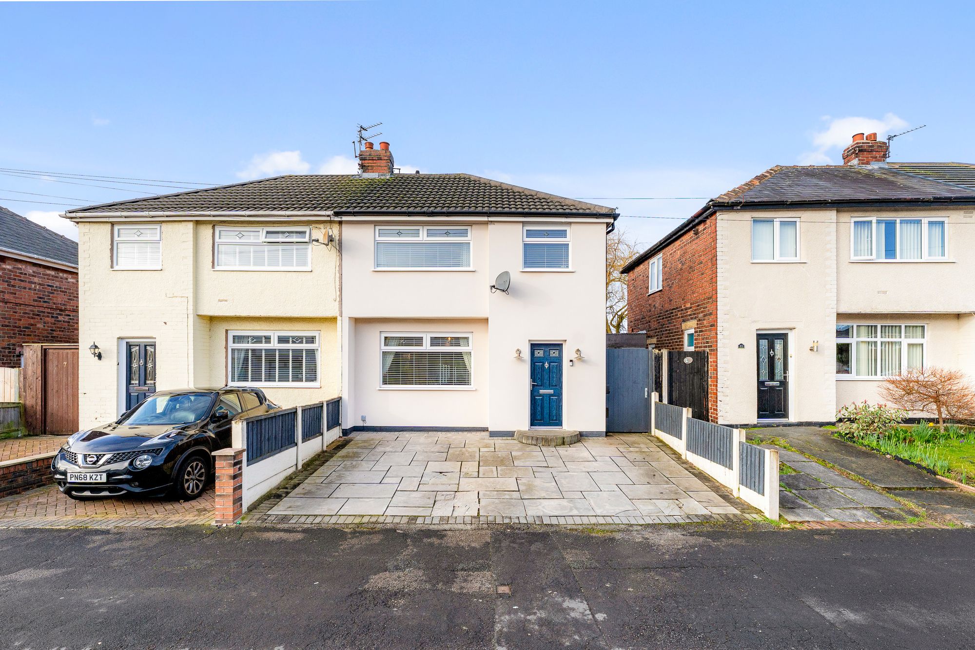 3 bedroom Semi-detached house Under Offer