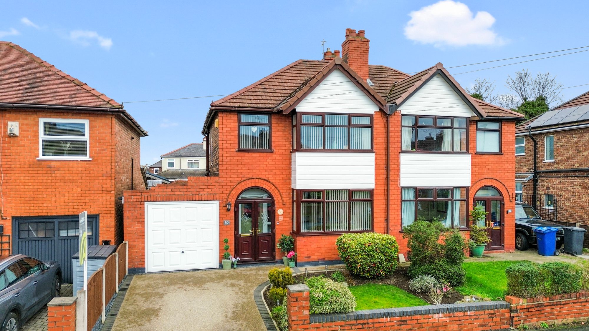3 bedroom Semi-detached house Under Offer