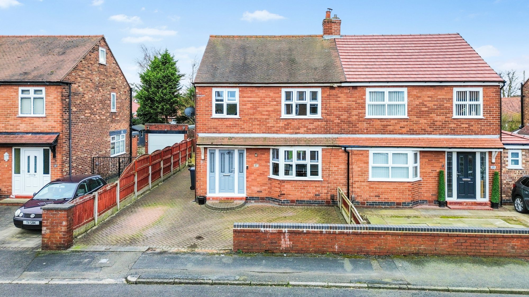 3 bedroom Semi-detached house Under Offer