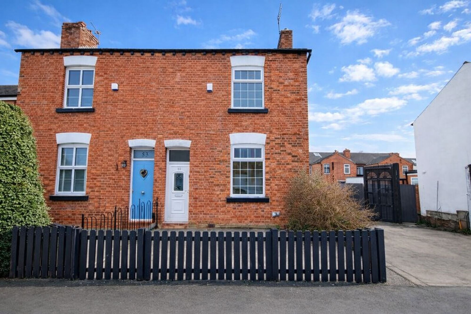 2 bedroom Semi-detached house Under Offer