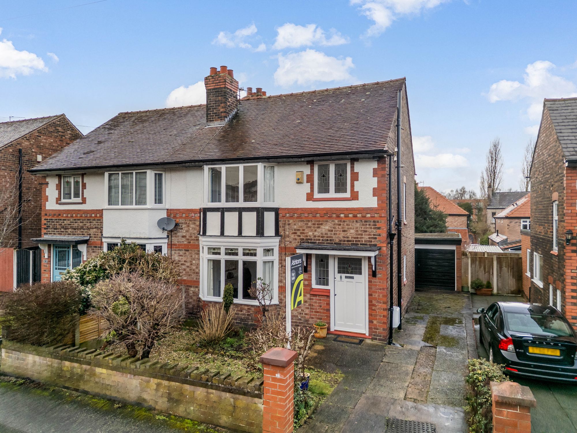 3 bedroom Semi-detached house Under Offer