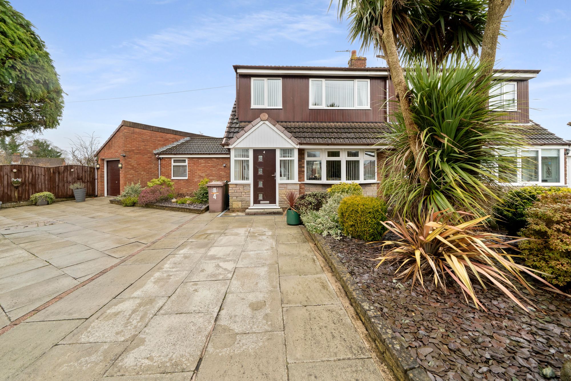 3 bedroom Semi-detached house Under Offer