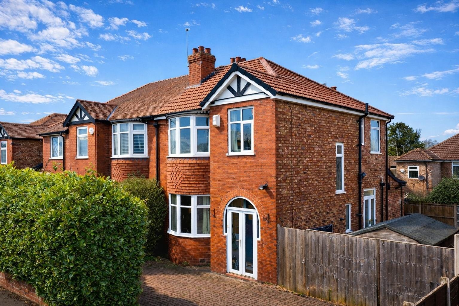 3 bedroom Semi-detached house Under Offer