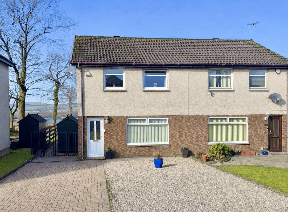 3 bedroom Semi-detached house Under Offer