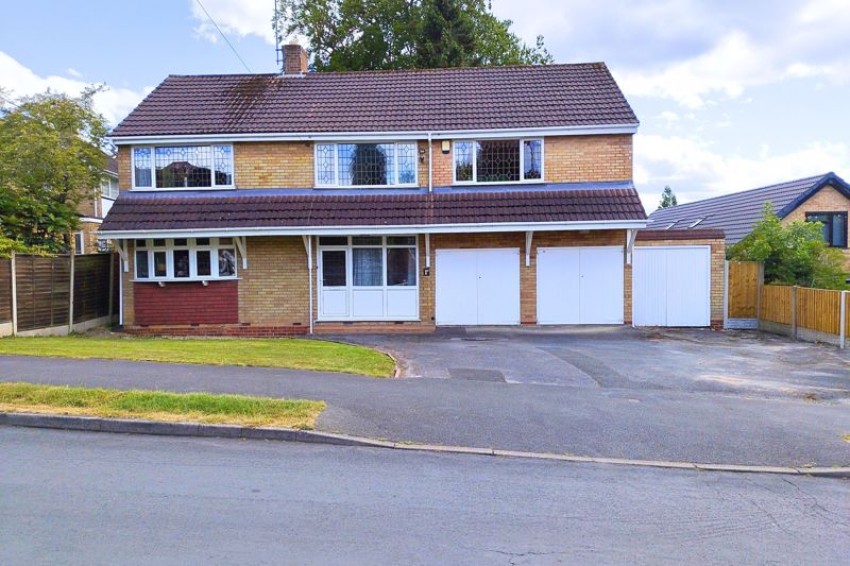 5 bedroom Detached house Under Offer