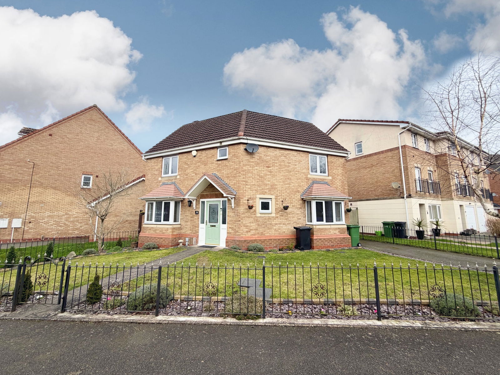 3 bedroom Detached house For Sale
