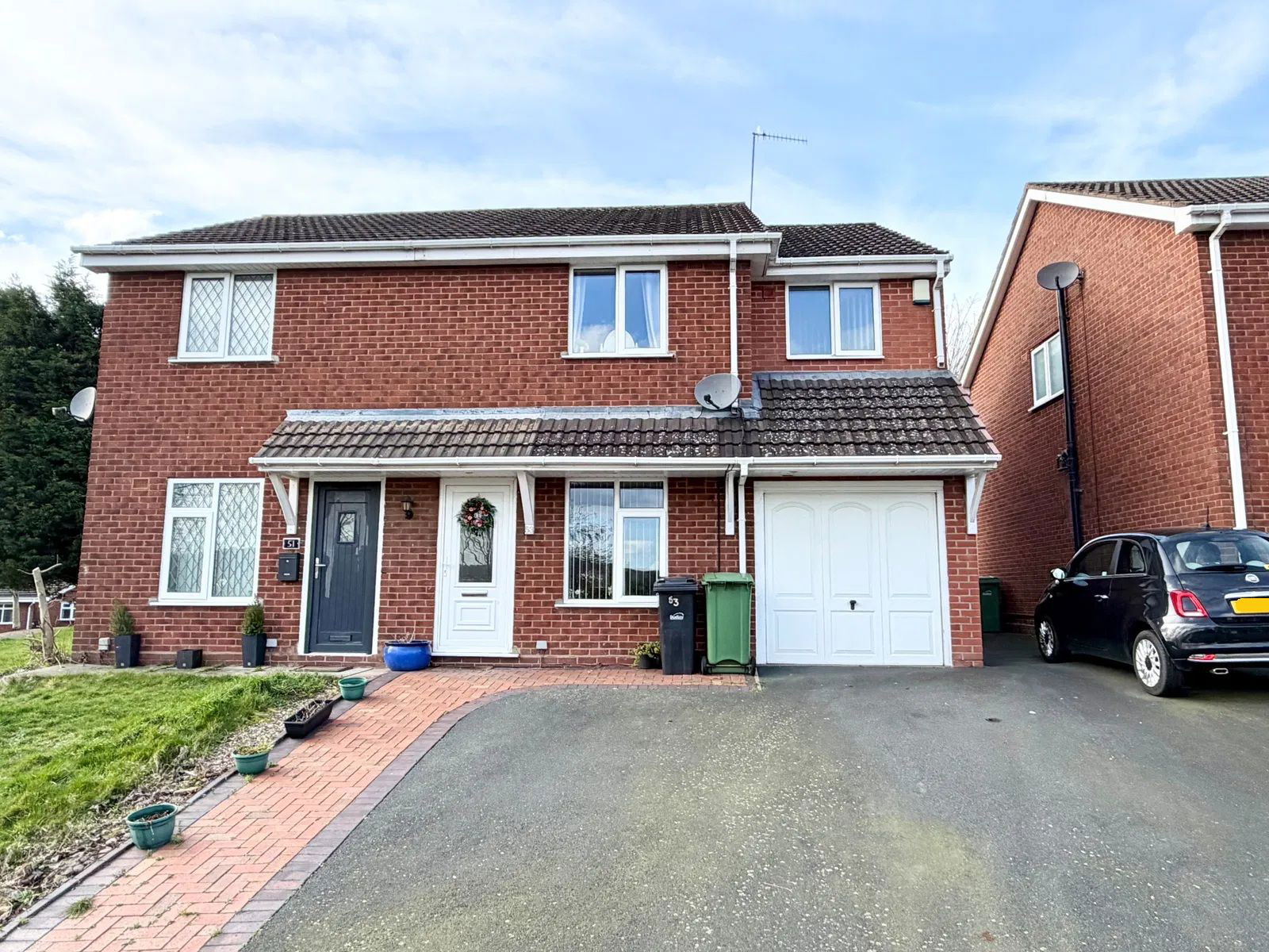 3 bedroom Semi-detached house Under Offer