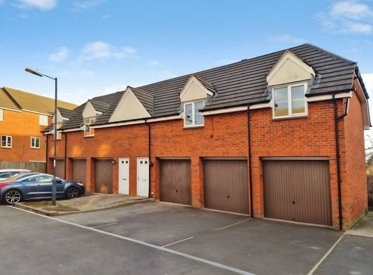2 bedroom Coach House To Let
