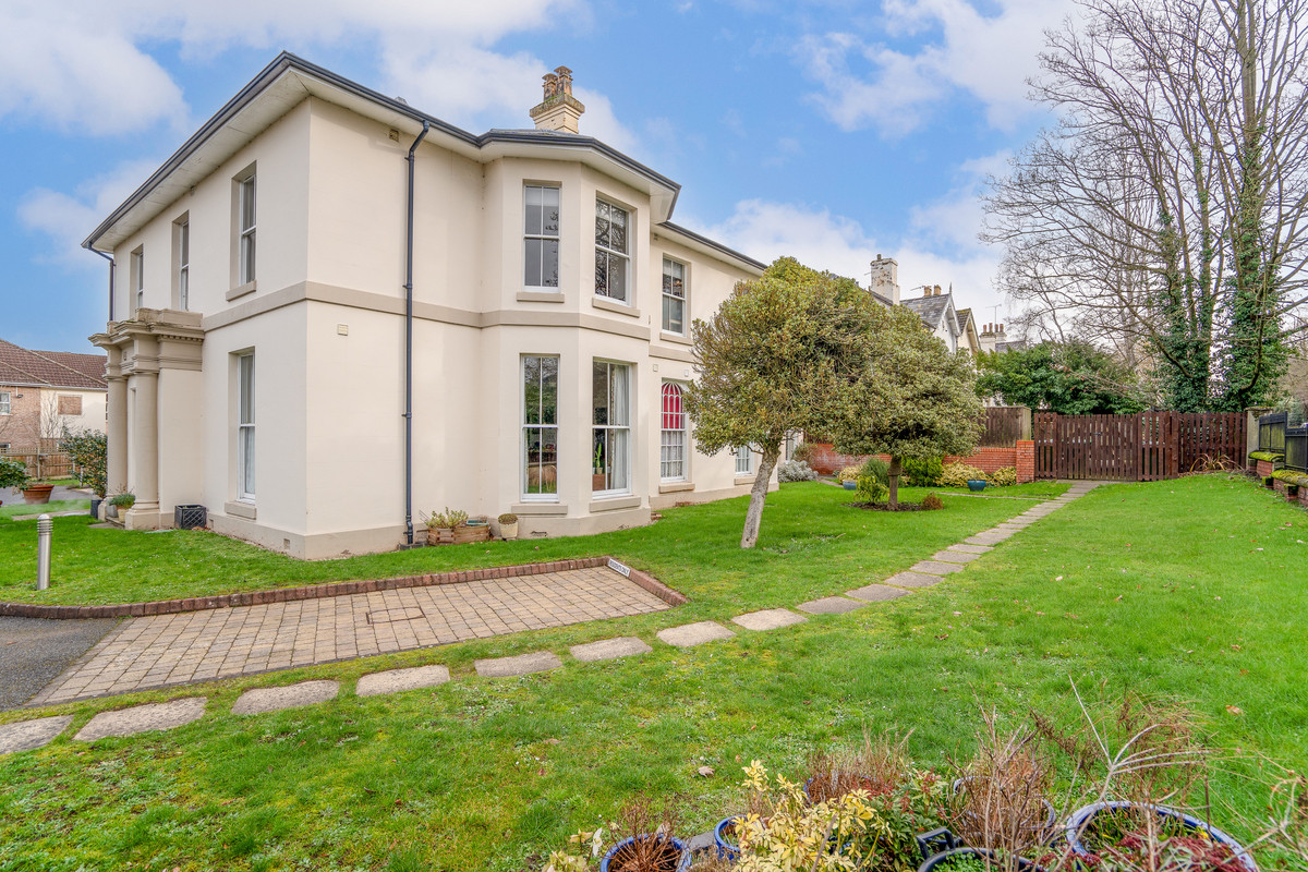 2 bedroom Ground floor flat For Sale