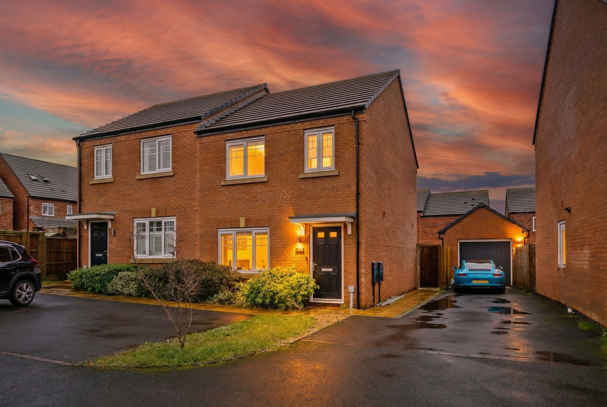 3 bedroom Semi-detached house For Sale