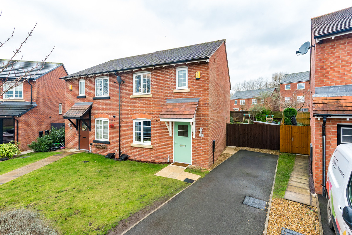 3 bedroom Semi-detached house For Sale