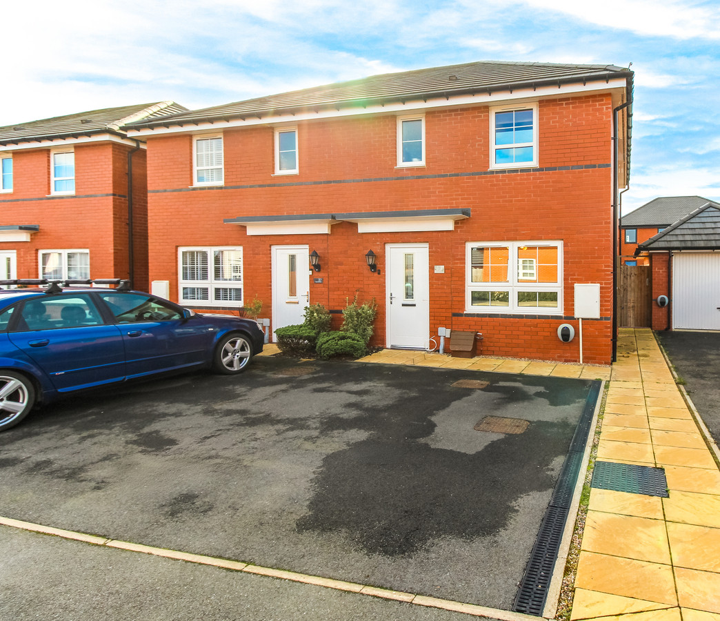 3 bedroom Semi-detached house For Sale