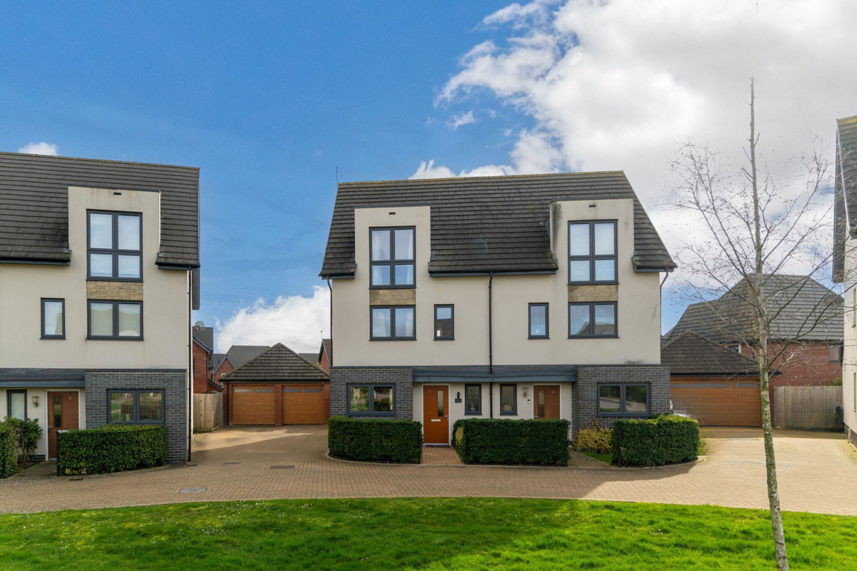 3 bedroom Semi-detached house For Sale