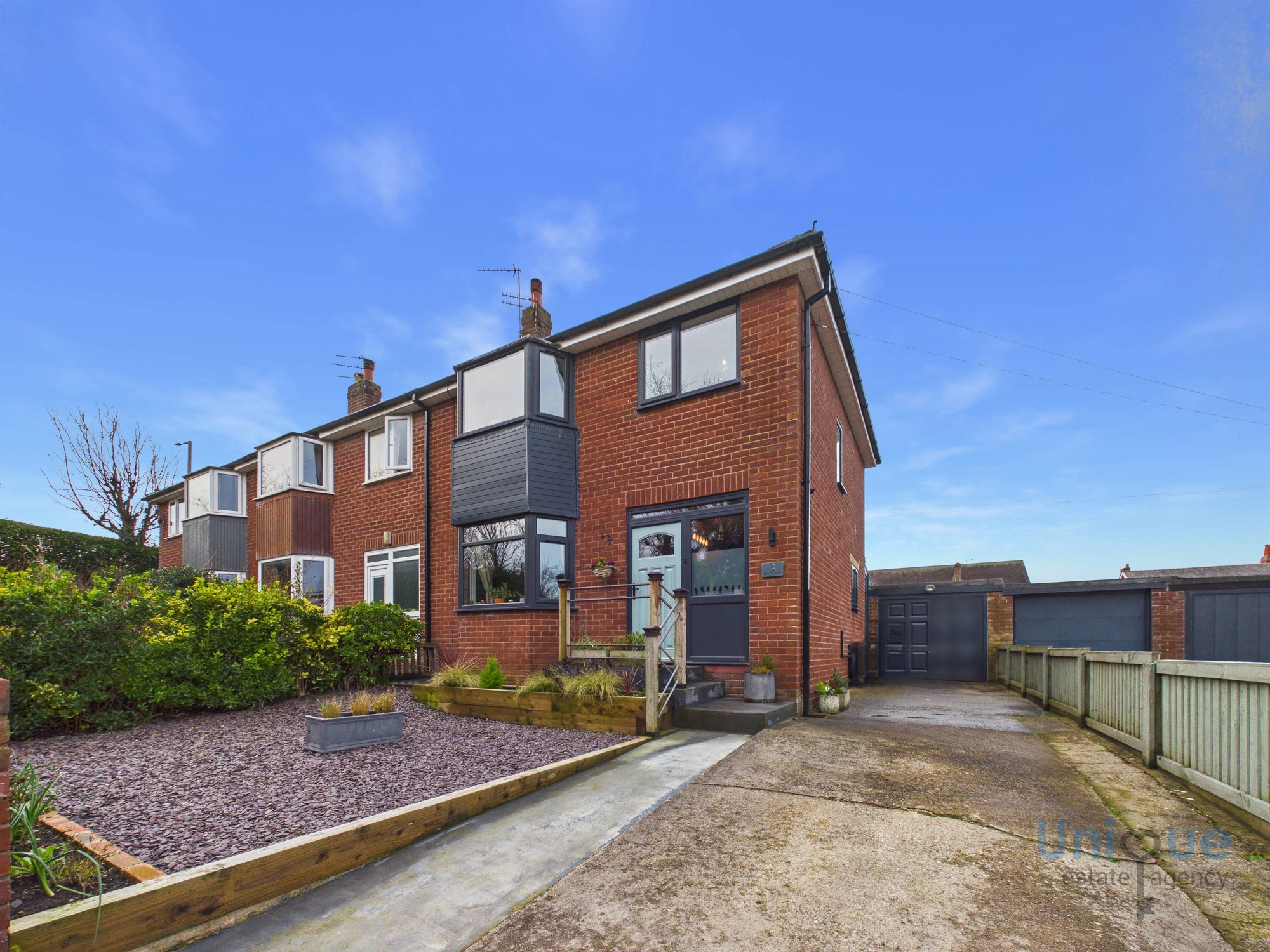 3 bedroom Semi-detached house Under Offer