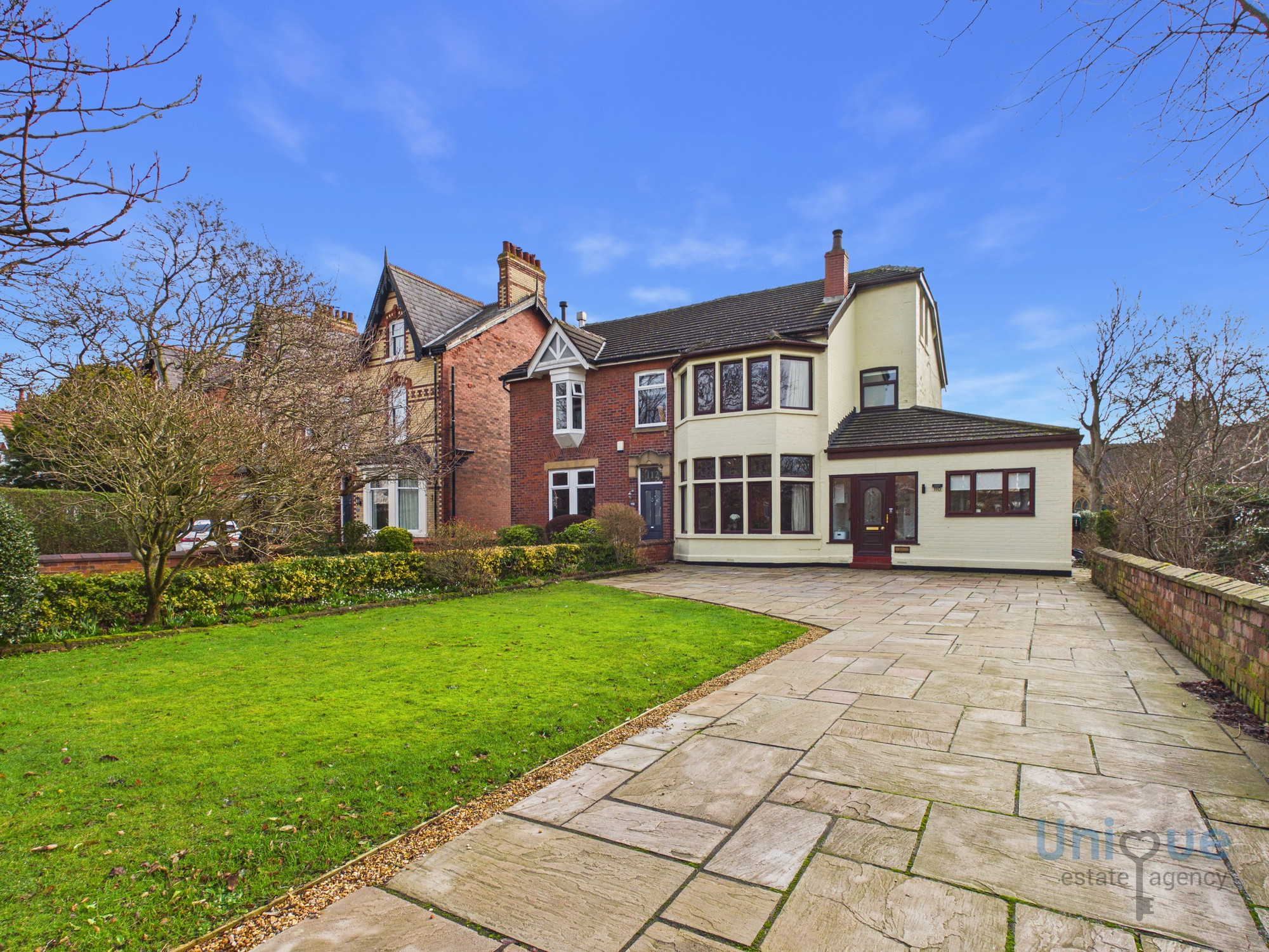 5 bedroom Semi-detached house Under Offer
