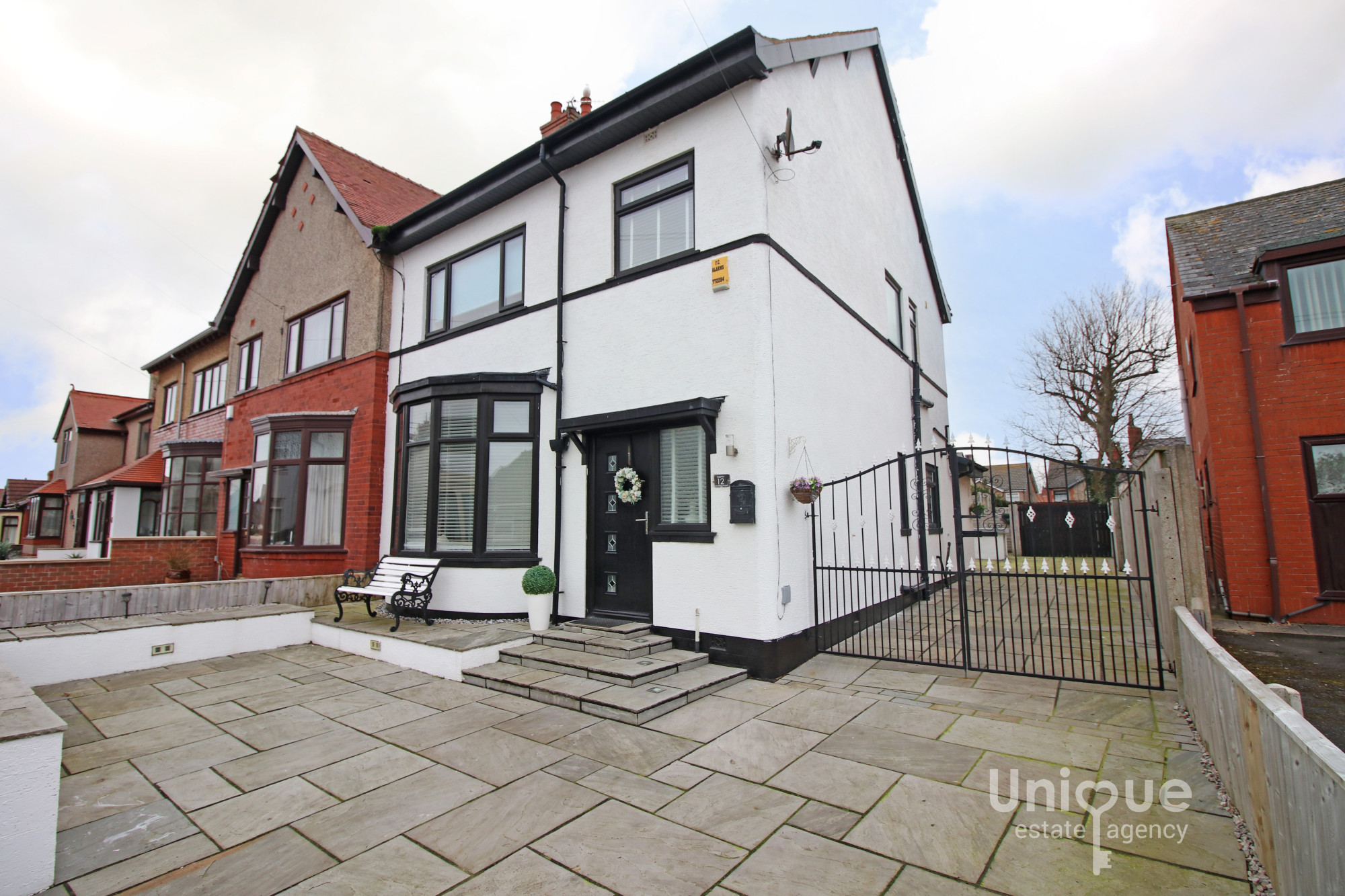 3 bedroom Semi-detached house For Sale
