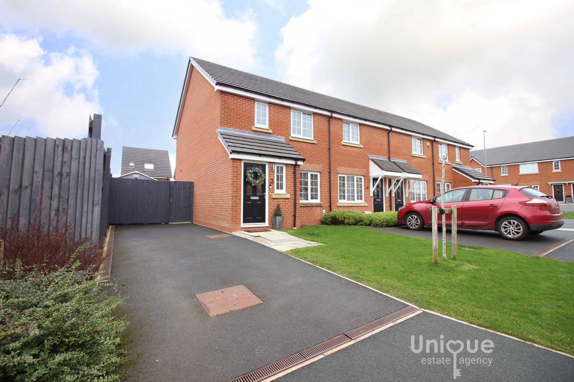 3 bedroom End of terrace house Under Offer