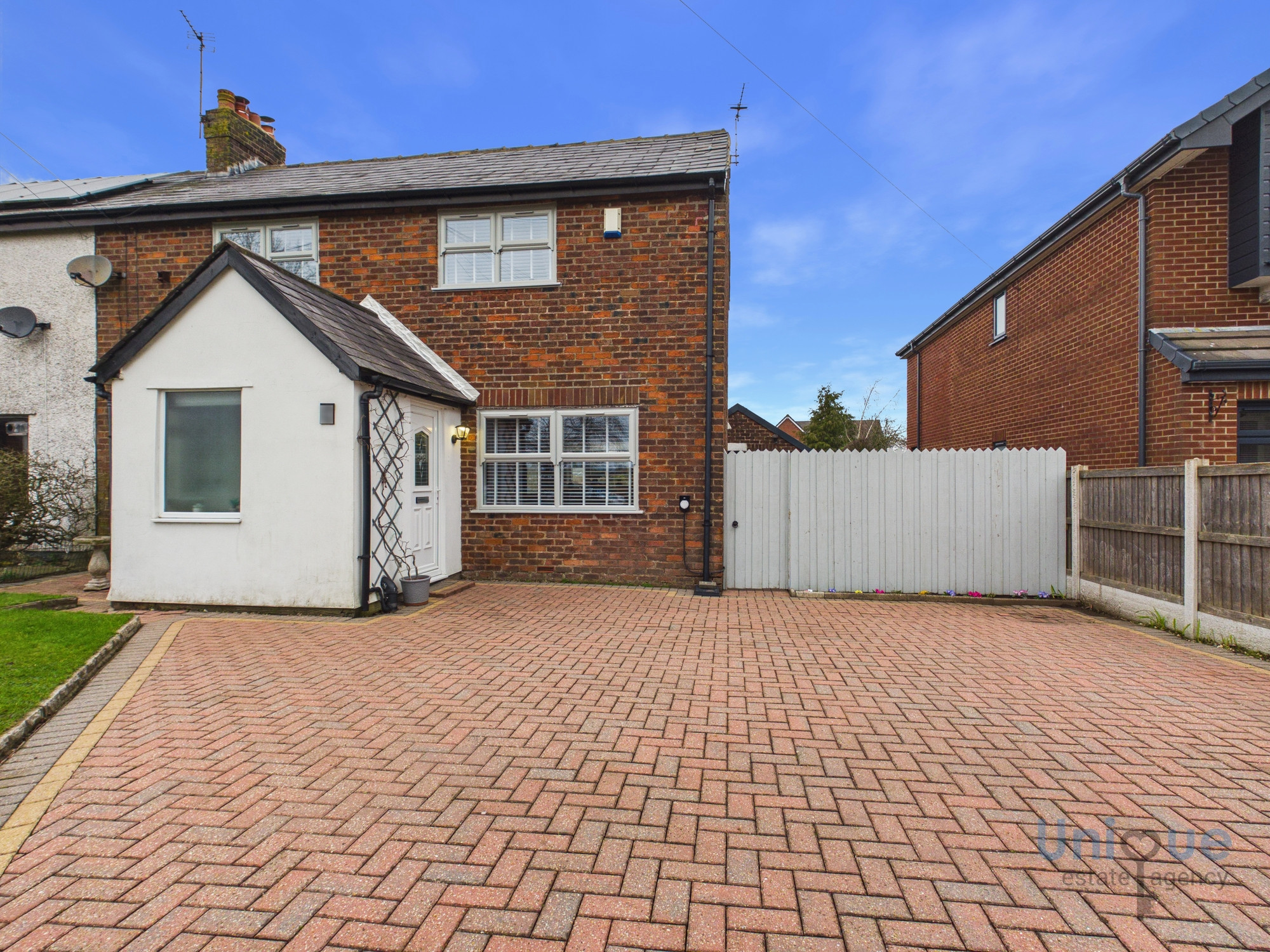 3 bedroom Semi-detached house Under Offer