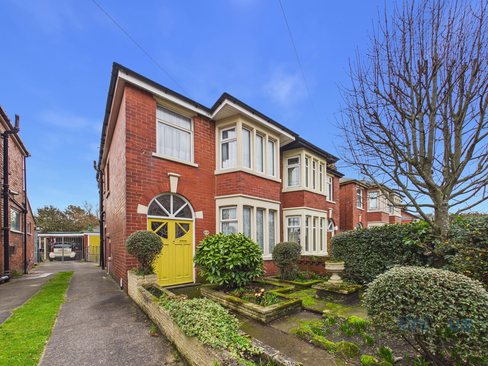 3 bedroom Semi-detached house Under Offer