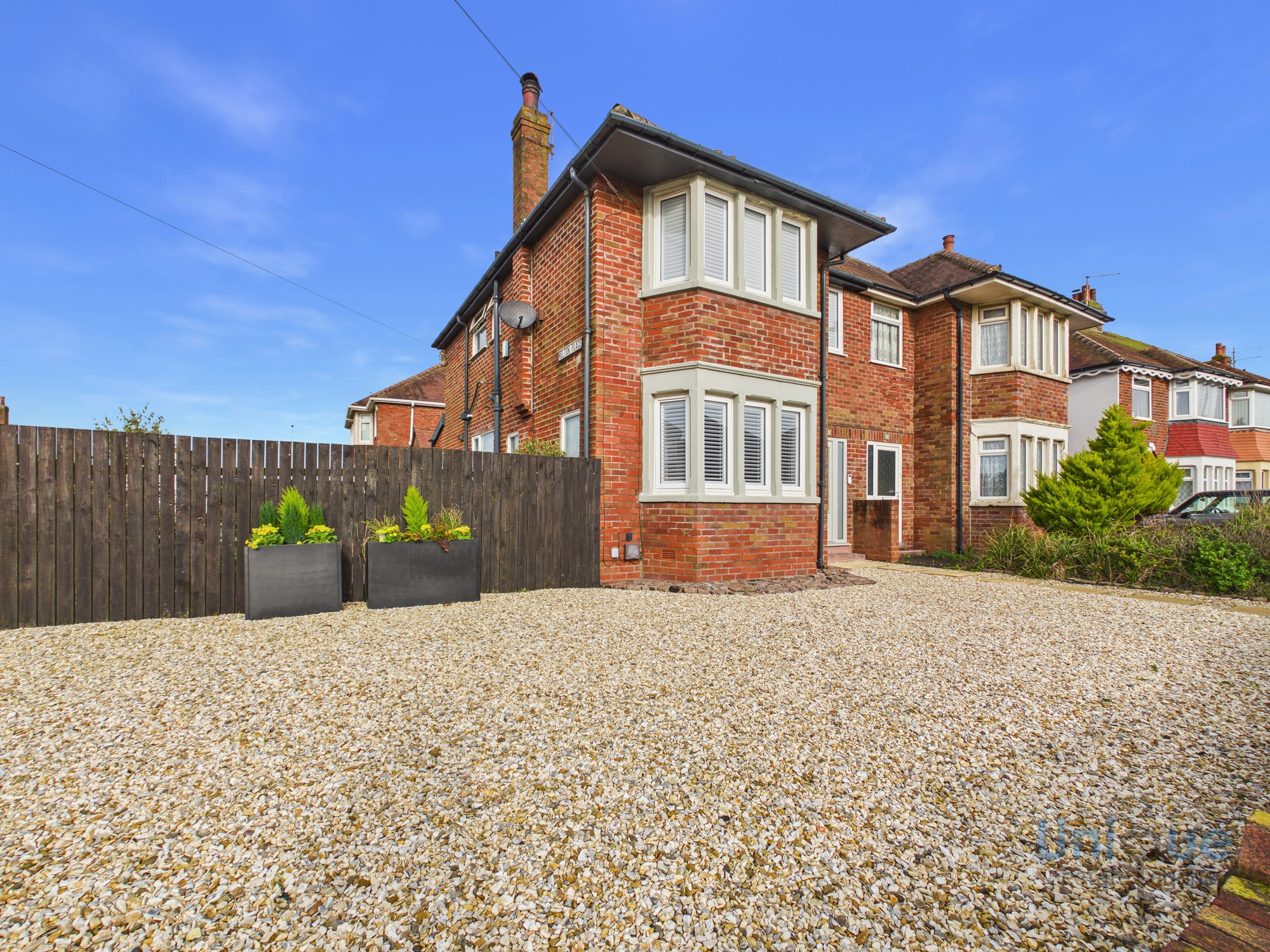 3 bedroom Semi-detached house Under Offer