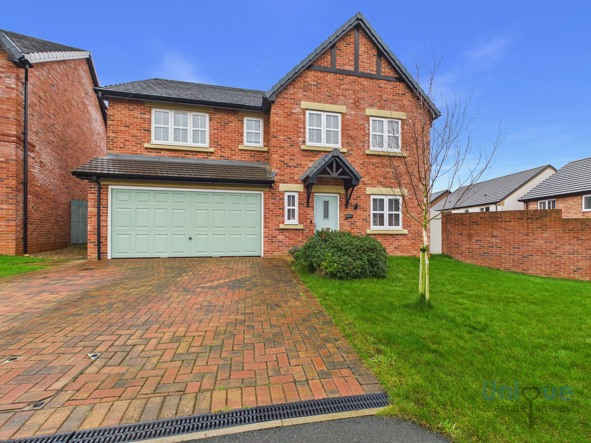 5 bedroom Link detached house Under Offer