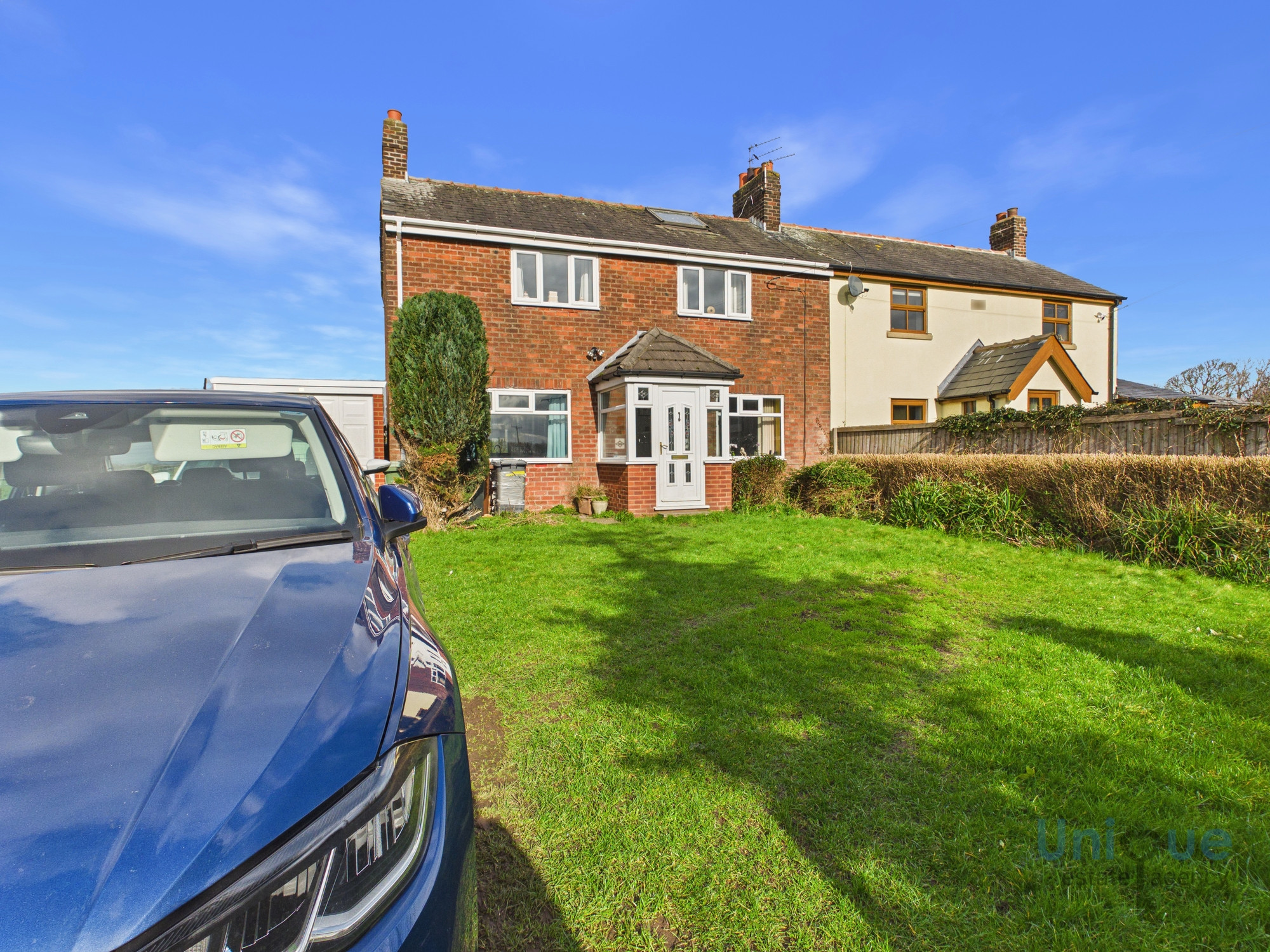 3 bedroom Semi-detached house Under Offer