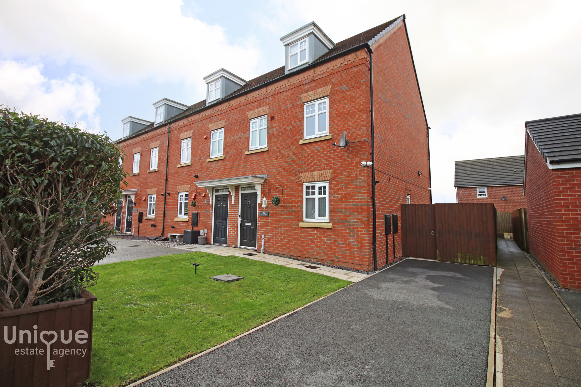 3 bedroom End of terrace house For Sale
