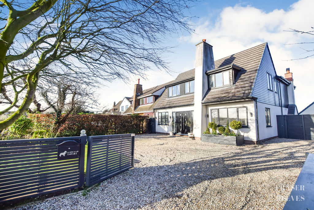 5 bedroom Detached house Under Offer