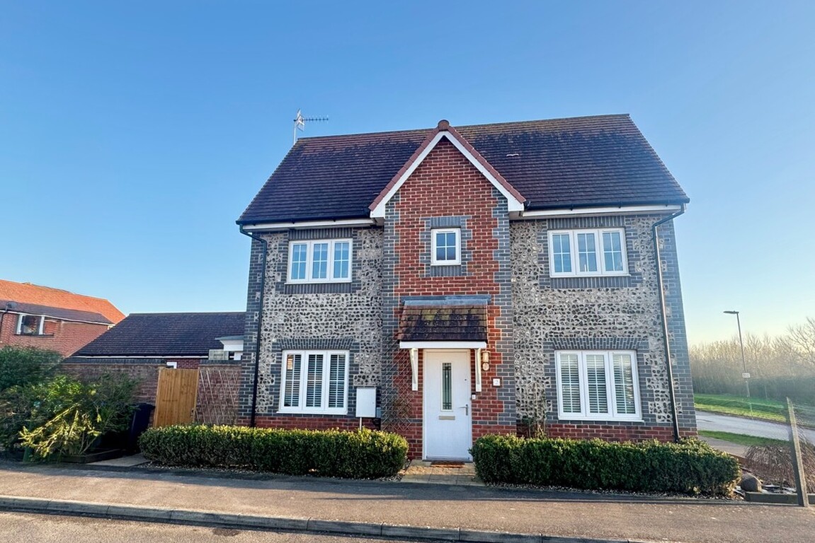 3 bedroom Semi-detached house Under Offer
