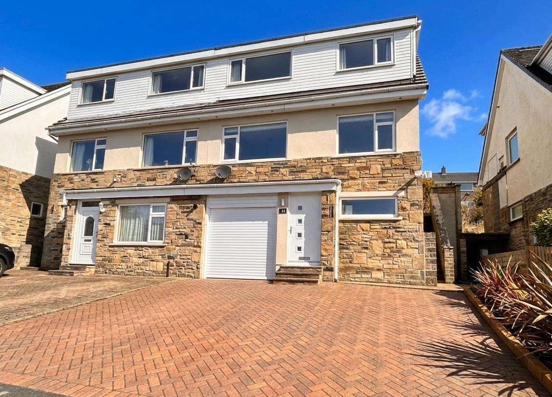 3 bedroom Semi-detached house Under Offer