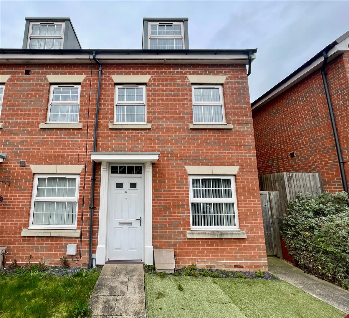 3 bedroom End of terrace house Under Offer