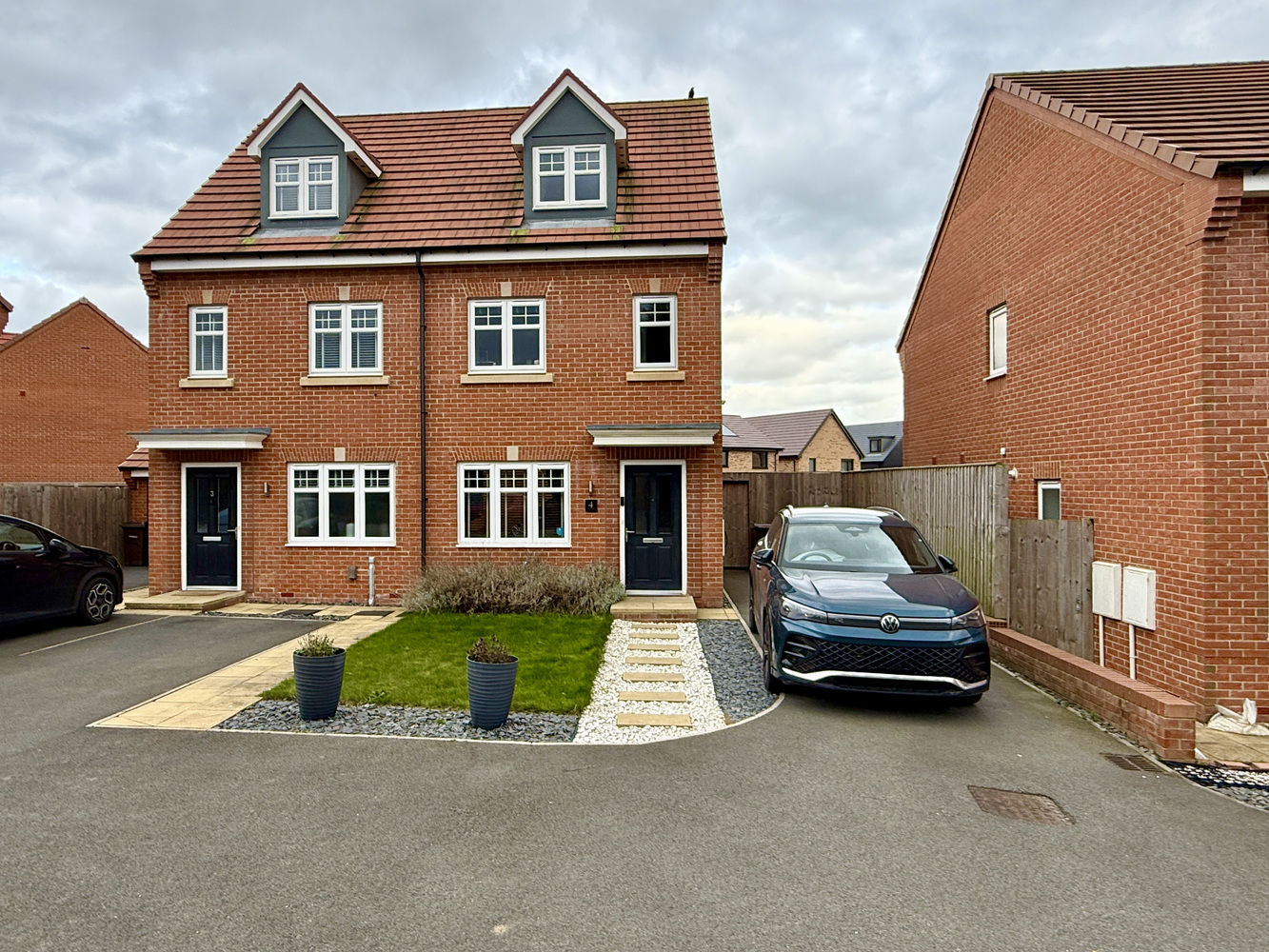 3 bedroom Semi-detached house For Sale
